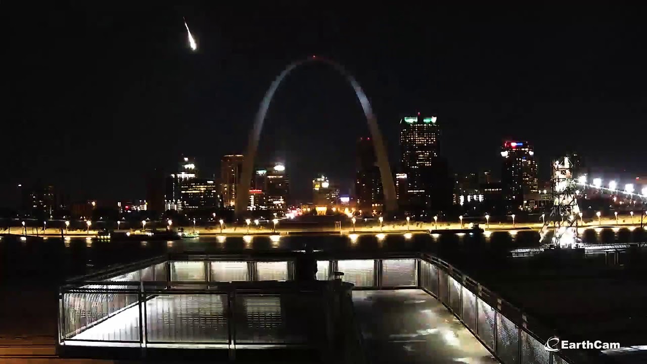 Watch a Brilliant Fireball Flash Over St. Louis’ Historic Arch (Video) - ARCHALIEN.TV