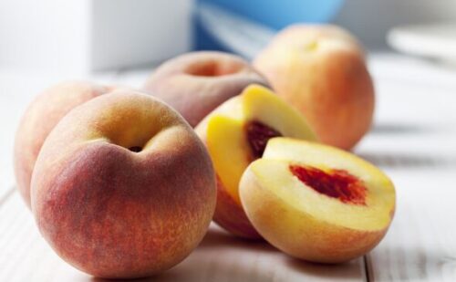 Peaches don’t go brown with juice from 1 other fruit squeezed on top